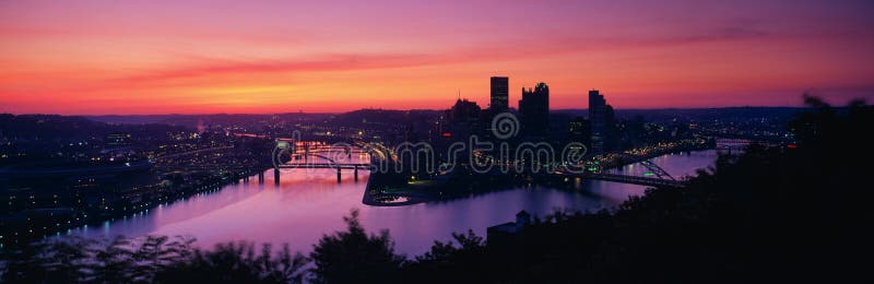 C'est lever de soleil sur les fleuves d'Allegheny et de Monongahela où ils contactent la rivière Ohio C'est la vue du support Was images libres de droits C'est lever de soleil sur les fleuves d'Allegheny et de Monongahela où ils contactent la rivière Ohio C'est la vue du support Was images libres de droits