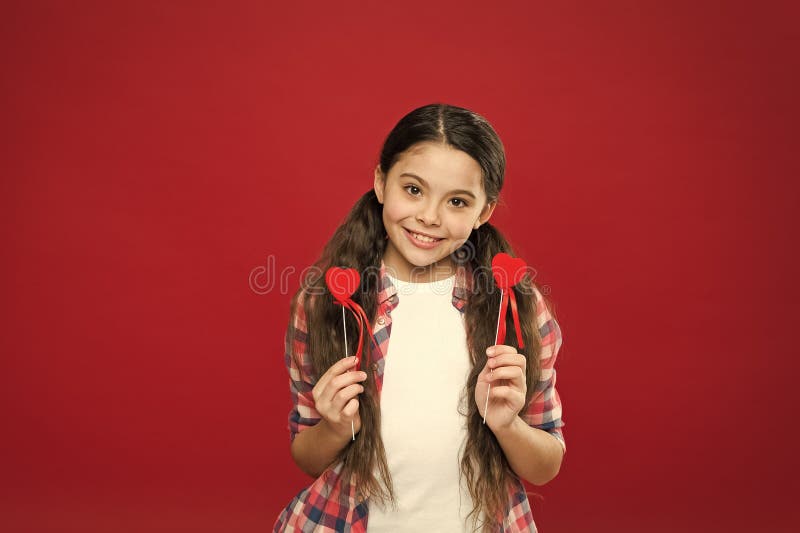 C?l?brez le jour de valentines Chute dans l'amour Amour et concept romantique de sentiments Attribut rouge de coeur de valentine photo libre de droits C?l?brez le jour de valentines Chute dans l'amour Amour et concept romantique de sentiments Attribut rouge de coeur de valentine photo libre de droits