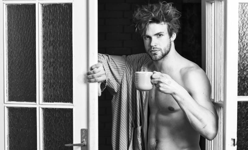 C'?tait grande nuit L'amant attirant de type appr?cient le caf? de matin Le macho sexy a ?bouriff? des cheveux venant porte de ch photos stock C'?tait grande nuit L'amant attirant de type appr?cient le caf? de matin Le macho sexy a ?bouriff? des cheveux venant porte de ch photos stock