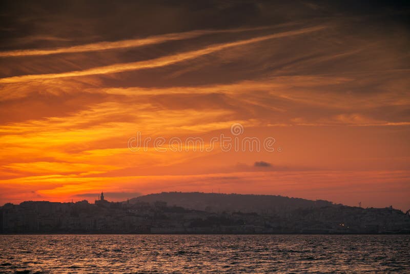 Côte De Locéan Atlantique Coucher Du Soleil Rouge Tanger