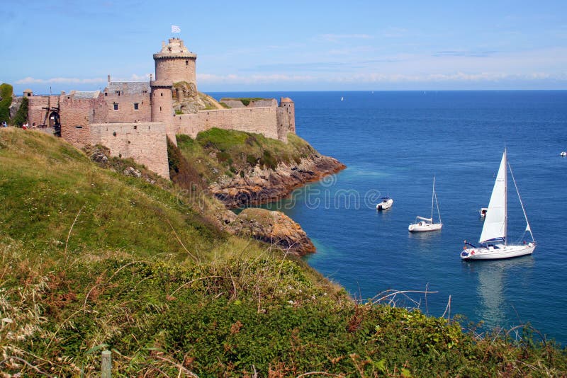 Côte de la Bretagne et Latte de La de fort photo libre de droits Côte de la Bretagne et Latte de La de fort photo libre de droits