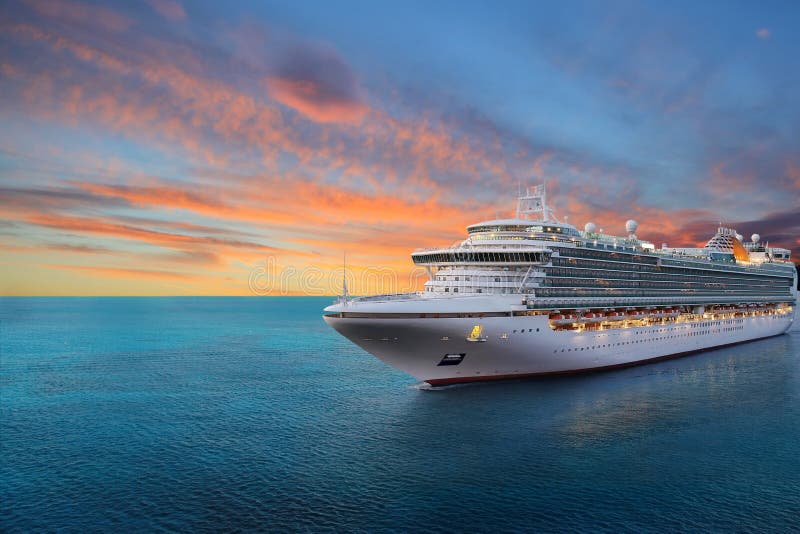 Côte Luminosa de bateau de croisière photo stock Côte Luminosa de bateau de croisière photo stock