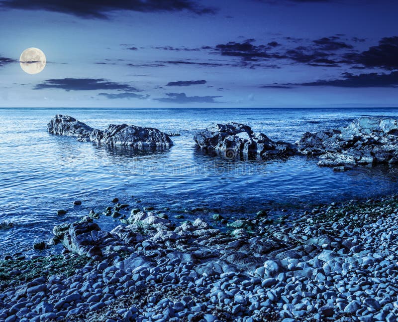 Côte rocheuse avec l'algue la nuit photos stock Côte rocheuse avec l'algue la nuit photos stock
