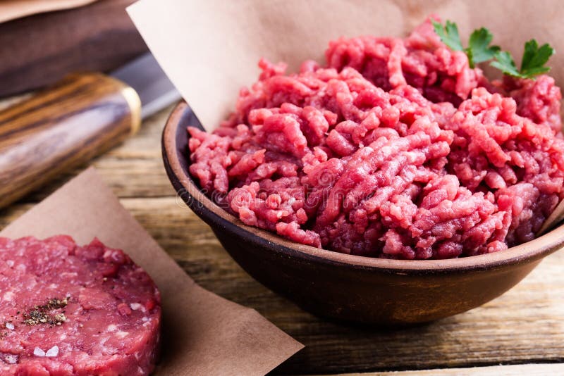 Côtelettes crues organiques de bifteck de viande et d'hamburger de boeuf haché