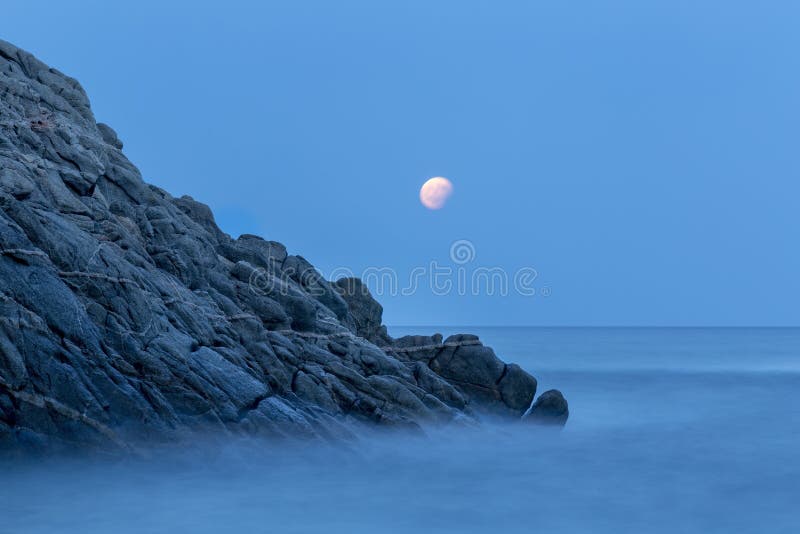 Côtier avec les roches, longue photo d'exposition de Costa Brava, Spai photos stock Côtier avec les roches, longue photo d'exposition de Costa Brava, Spai photos stock
