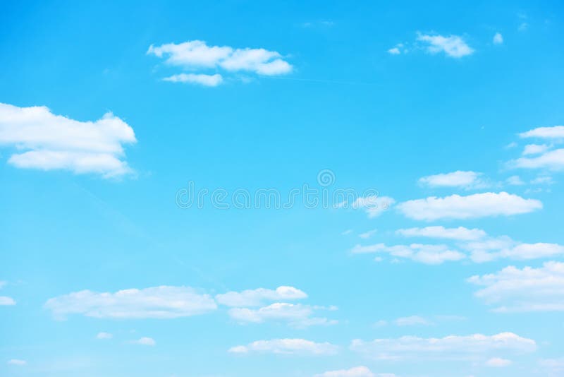 Céu azul com nuvens claras imagem de stock
