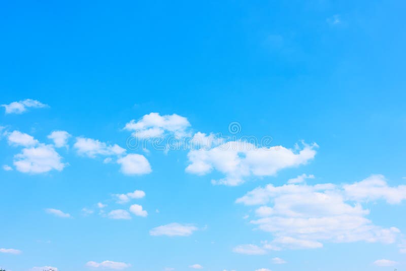 Céu azul e nuvens brancas imagem de stock royalty free