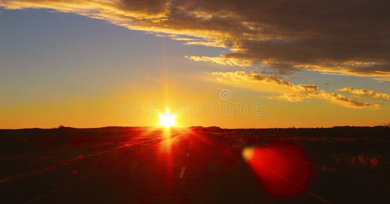 C?u dram?tico do por do sol e nuvens bonitas imagens de stock C?u dram?tico do por do sol e nuvens bonitas imagens de stock