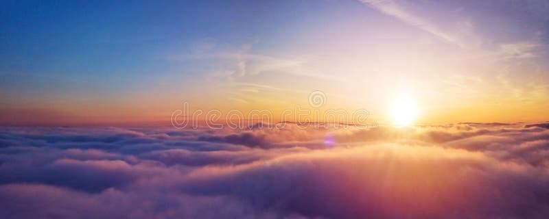 C?u nebuloso do nascer do sol bonito da vista a?rea imagens de stock royalty free C?u nebuloso do nascer do sol bonito da vista a?rea imagens de stock royalty free