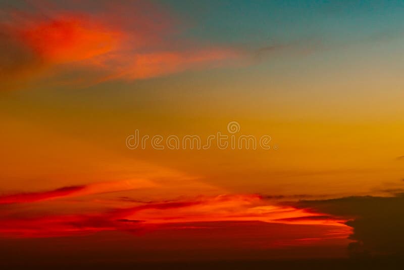 C?u vermelho e alaranjado dram?tico e fundo abstrato das nuvens nuvens Vermelho-alaranjadas no c?u do por do sol Fundo morno do t fotos de stock royalty free C?u vermelho e alaranjado dram?tico e fundo abstrato das nuvens nuvens Vermelho-alaranjadas no c?u do por do sol Fundo morno do t fotos de stock royalty free