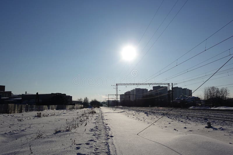 33c ural χειμώνας θερμοκρασίας της Ρωσίας τοπίων Ιανουαρίου Ο χαμηλός κρύος ήλιος φωτίζει το χιονισμένο σιδηρόδρομο Ρωσία χειμώνα στοκ εικόνα με δικαίωμα ελεύθερης χρήσης 33c ural χειμώνας θερμοκρασίας της Ρωσίας τοπίων Ιανουαρίου Ο χαμηλός κρύος ήλιος φωτίζει το χιονισμένο σιδηρόδρομο Ρωσία χειμώνα στοκ εικόνα με δικαίωμα ελεύθερης χρήσης