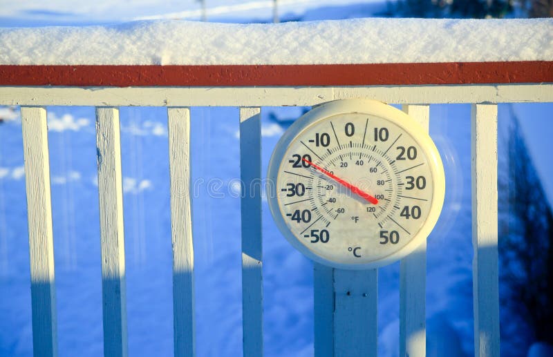 https://thumbs.dreamstime.com/b/c-yellowknife-northwest-territories-canada-cold-january-day-thermometer-white-railing-blue-shadows-snow-71866610.jpg