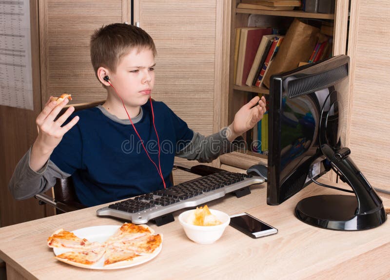 Caçoe Comer a Pizza E Surfá-la No Internet Ou O Jogo De Jogos De Vídeo Foto  de Stock - Imagem de graxa, gordo: 112424366