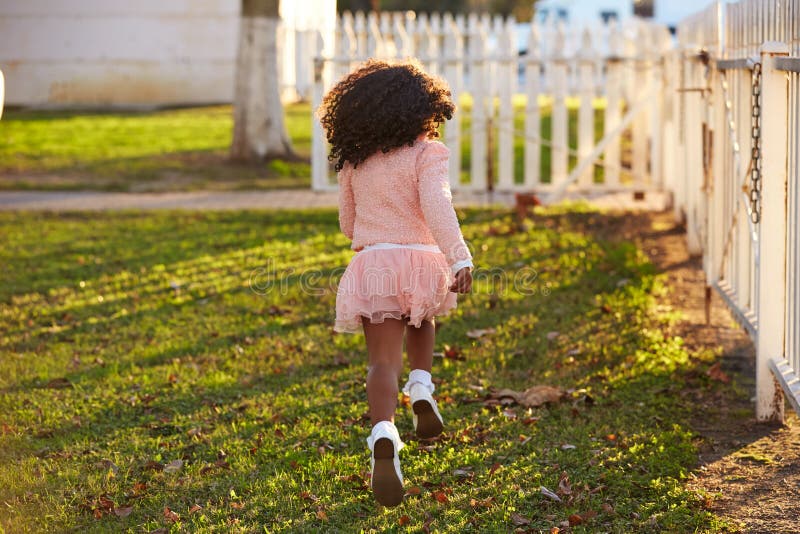 Menina Da Criança Da Criança Que Balança Em Um Balanço Do Campo De Jogos  Foto de Stock - Imagem de outono, jogar: 71953248