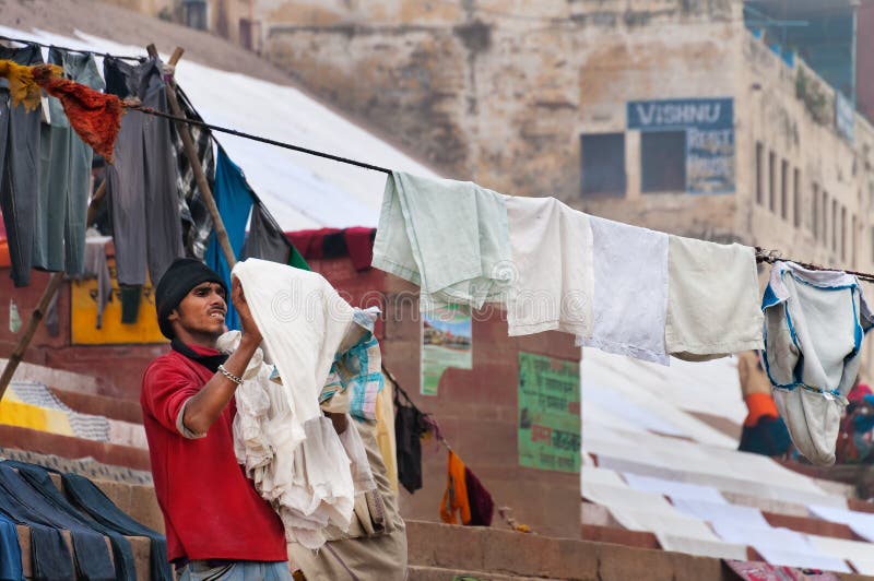 monte Vesubio Prematuro corto Caída India Del Hombre El Lavado En Cuerda Para Tender La Ropa En Ghat  Cerca Del Río Sagrado El Ganges En Varanasi Fotografía editorial - Imagen  de ciudad, recorrido: 54275217