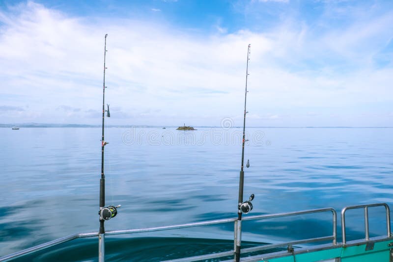 Cañas De Pescar En Un Barco De La Carta En El Mar Tranquilo, Tranquilo En  Nort Lejano Foto de archivo - Imagen de poste, nordeste: 121078516