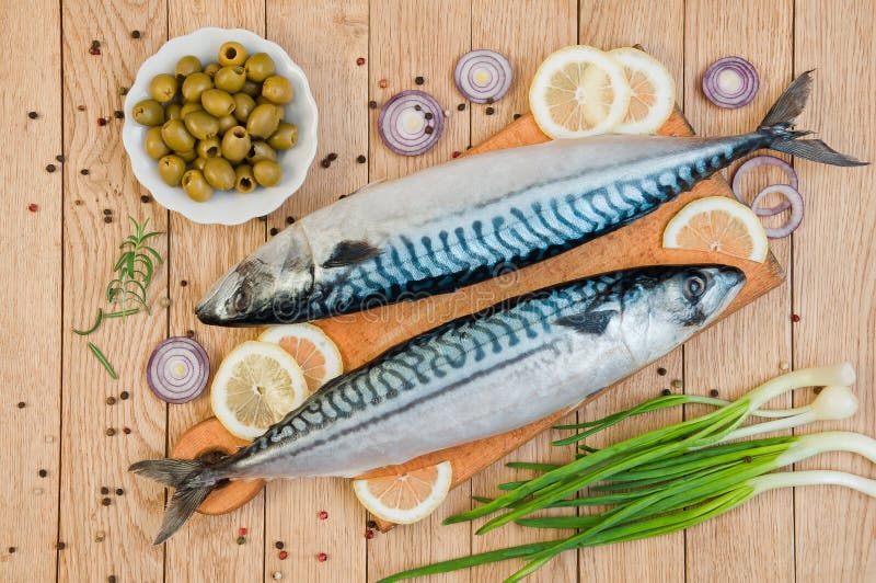 Caballa fresca e ingredientes de los pescados crudos para cocinar en un de madera imagenes de archivo Caballa fresca e ingredientes de los pescados crudos para cocinar en un de madera imagenes de archivo