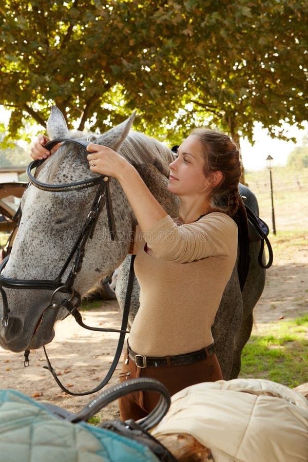 Caballo de aprovechamiento de la mujer joven foto de archivo libre de regalías Caballo de aprovechamiento de la mujer joven foto de archivo libre de regalías