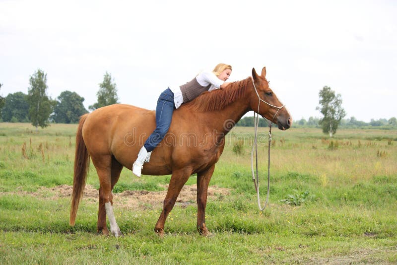 Caballo de montar a caballo rubio hermoso de la mujer a pelo imagenes de archivo Caballo de montar a caballo rubio hermoso de la mujer a pelo imagenes de archivo