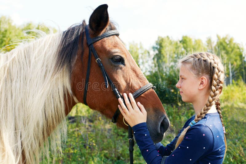 Caballo y mujer del caballo - niña y su mejor amigo fotografía de archivo