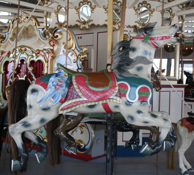Caballos en un carrusel tradicional del parque de atracciones B&B en el paseo marítimo histórico de Coney Island fotos de archivo libres de regalías Caballos en un carrusel tradicional del parque de atracciones B&B en el paseo marítimo histórico de Coney Island fotos de archivo libres de regalías