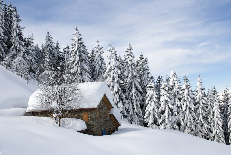 Cabana alpina sob a neve
