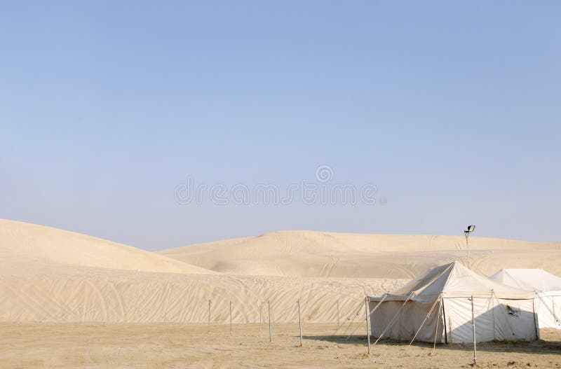 Cabanas e dunas de areia de acampamento foto de stock Cabanas e dunas de areia de acampamento foto de stock