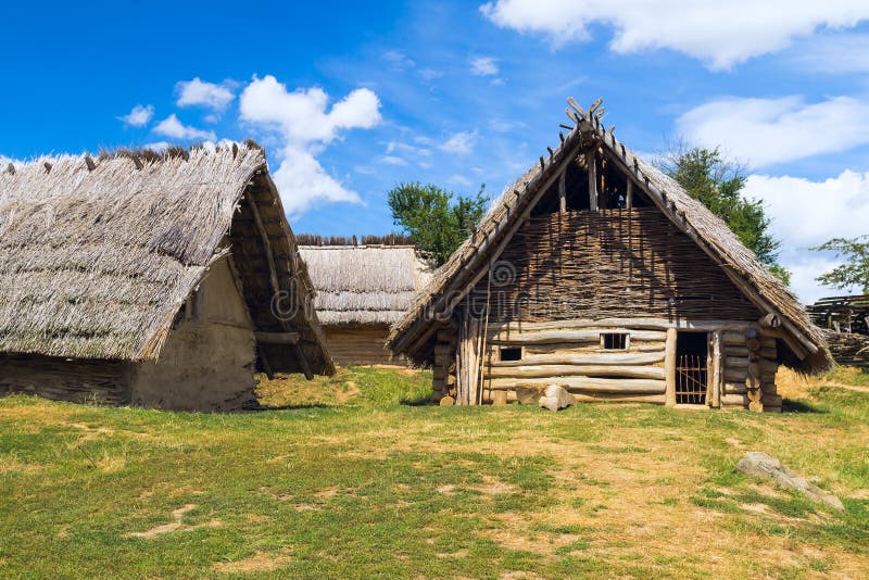  Cabane  En Bois Avec Les Toits Couverts De Chaume  Dans 