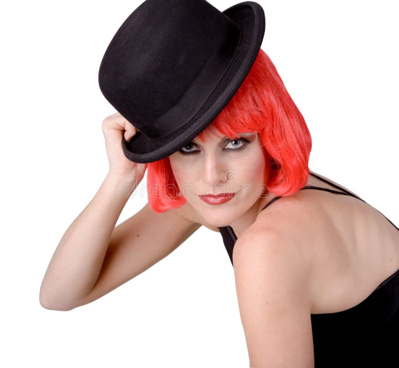 Donna con parrucca rossa ribaltamento di un feltro nero con cappello a cilindro.