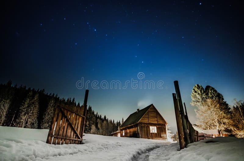 Cabaña de madera con el cielo estrellado azul en la noche fotos de archivo libres de regalías Cabaña de madera con el cielo estrellado azul en la noche fotos de archivo libres de regalías