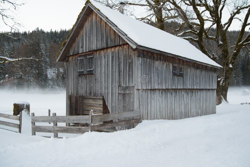 Cabaña de madera en nieve foto de archivo. Imagen de nieve - 23516156