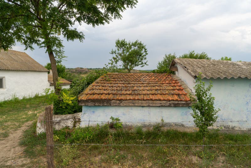 Cabaña rústica blanca hermosa con un tejado tejado marrón imagen de archivo libre de regalías Cabaña rústica blanca hermosa con un tejado tejado marrón imagen de archivo libre de regalías