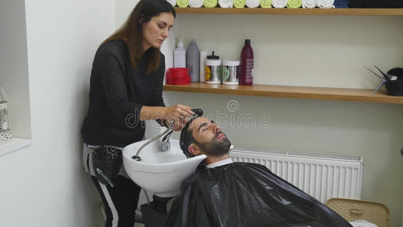 O Cabeleireiro Da Mulher Que Faz a Moderno O Corte De Cabelo Masculino Para  O Meio Envelheceu O Homem Com a Lâmina Elétrica E O P Filme - Vídeo de  habilidade, penteado: 119658502