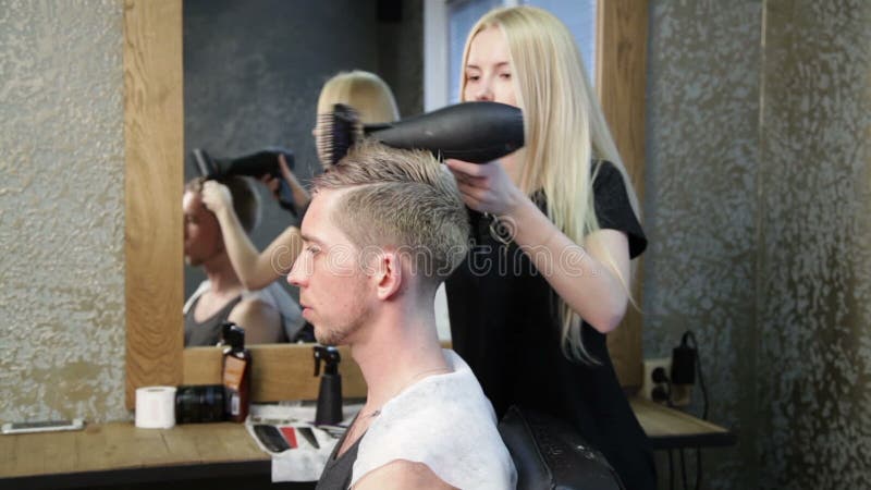 O Cabeleireiro Da Mulher Que Faz a Moderno O Corte De Cabelo Masculino Para  O Meio Envelheceu O Homem Com a Lâmina Elétrica E O P Filme - Vídeo de  habilidade, penteado: 119658502