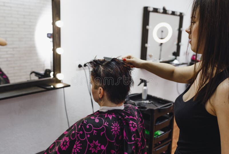 Mãos De Cabeleireiro Secador De Cabeleireiro, De Penteado, Com Secador De  Cabelo Vermelho E Pente Azul No Salão De Beleza Profissi Foto de Stock -  Imagem de seco, forma: 211947178