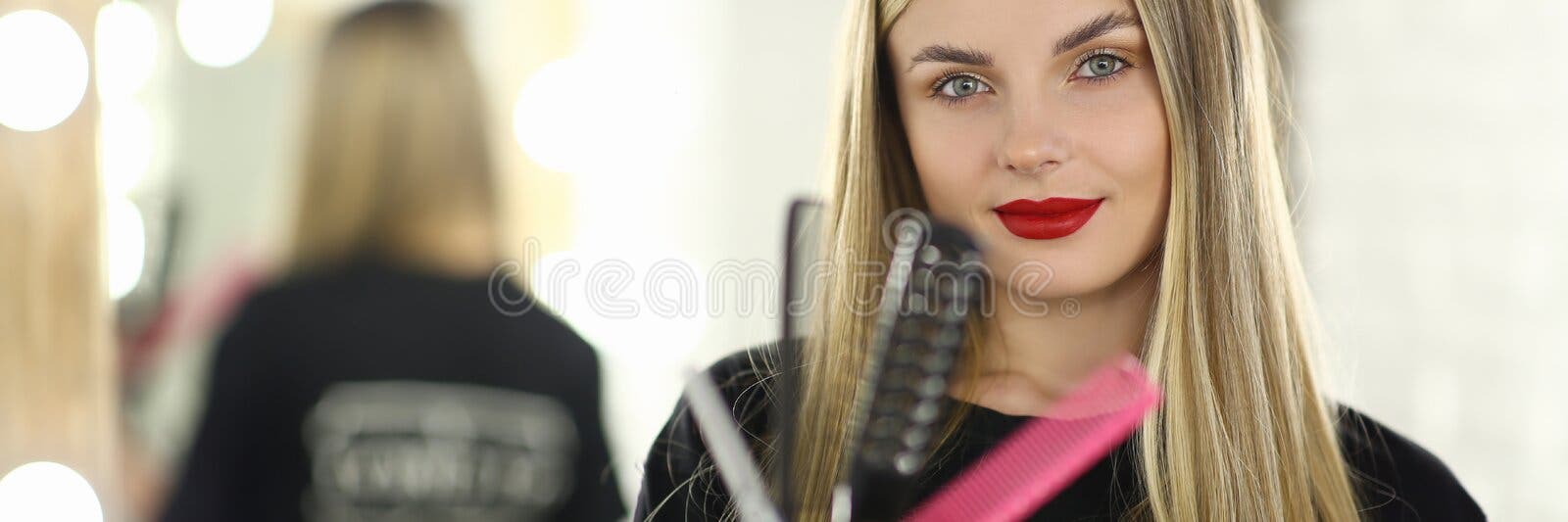 Cabeleireiro Secador Manual De Cabelo Louro Com Secador De Cabelo E Escova  Redonda Num Salão De Beleza. Imagem de Stock - Imagem de equipamento,  hairdryer: 236042053