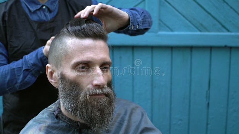 Cabeleireiro Fêmea Que Faz O Corte De Cabelo Masculino Com a Lâmina  Elétrica Do Cabelo No Salão De Beleza Do Cabeleireiro No Ar L Video Estoque  - Vídeo de aparamento, beleza: 118284439