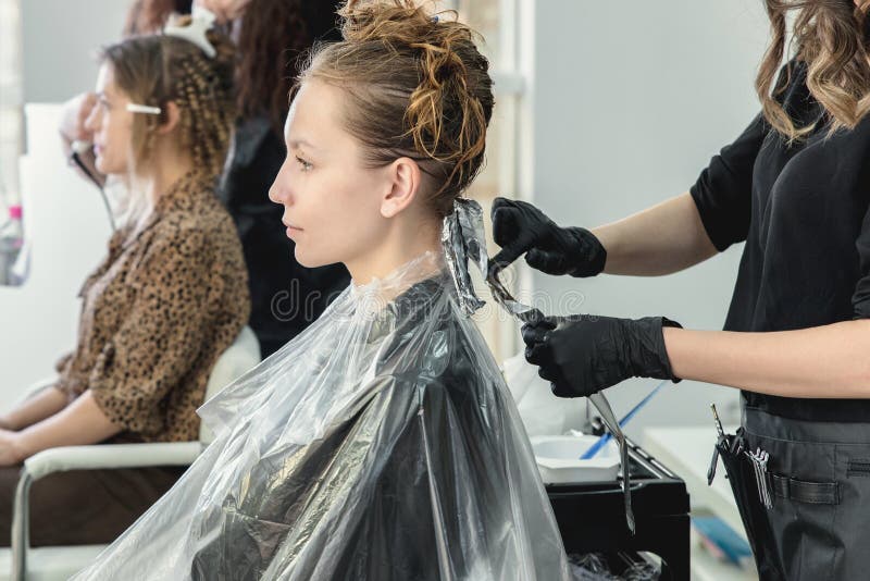 Cabeleireiro Profissional Com Secador Cabelo Salão Beleza fotos, imagens de  © NewAfrica #201797502