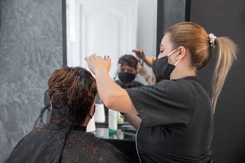 Mão feminina segurando secador de cabelo profissional isolado no fundo  branco. equipamento de salão, recorte