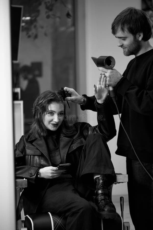 Cabeleireiro Do Homem Seca O Cabelo Feminino Com Secador De Cabelo