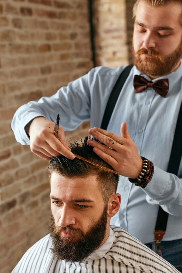 Cabeleireiro Dos Homens Homem Barber Doing Hairstyle in Barbershop Foto de  Stock - Imagem de cabeleireiro, elevado: 121117550