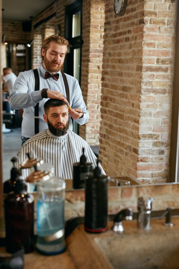 Cabeleireiro Dos Homens Homem Barber Doing Hairstyle in Barbershop Foto de  Stock - Imagem de cabeleireiro, elevado: 121117550