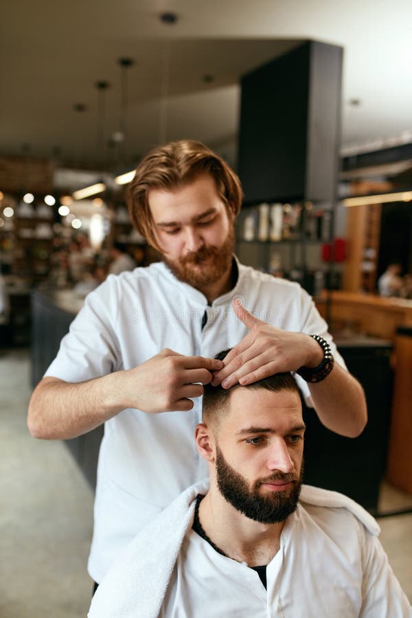 Cabeleireiro Dos Homens Homem Barber Doing Hairstyle in Barbershop Foto de  Stock - Imagem de cabeleireiro, elevado: 121117550