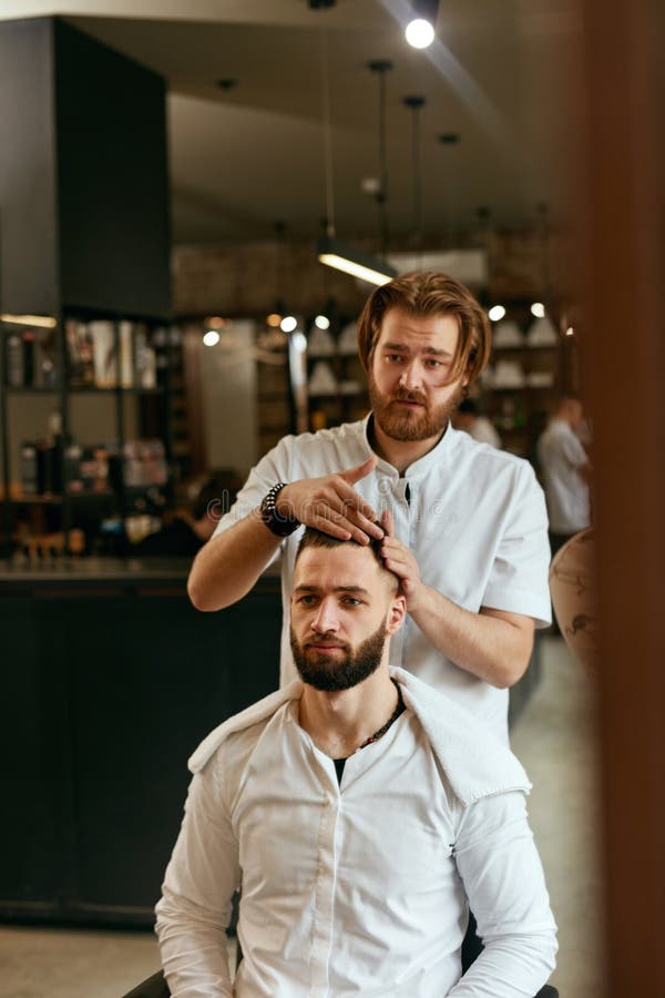 Cabeleireiro Dos Homens Homem Barber Doing Hairstyle in Barbershop Foto de  Stock - Imagem de cabeleireiro, elevado: 121117550