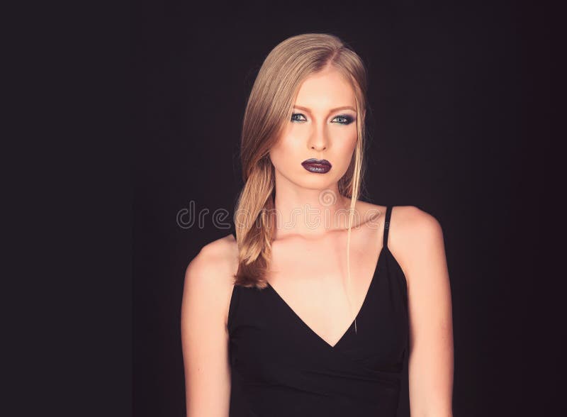 Cabeleireiro e sal?o de beleza Olhar da composi??o e skincare da menina sensual Mulher 'sexy' com o cabelo louro isolado no preto fotografia de stock royalty free Cabeleireiro e sal?o de beleza Olhar da composi??o e skincare da menina sensual Mulher 'sexy' com o cabelo louro isolado no preto fotografia de stock royalty free