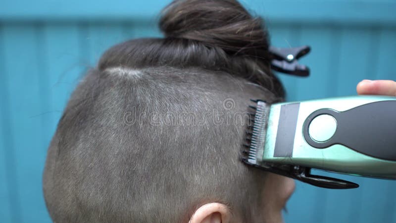 Cabeleireiro Fêmea Que Faz O Corte De Cabelo Masculino Com a Lâmina  Elétrica Do Cabelo No Salão De Beleza Do Cabeleireiro No Ar L Video Estoque  - Vídeo de aparamento, beleza: 118284439