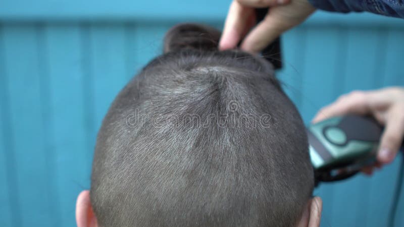 Cabeleireiro Fêmea Que Faz O Corte De Cabelo Masculino Com a