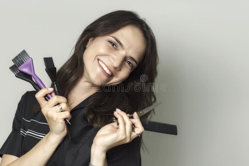 Mulher Cabeleireira De Uniforme Preto Corta Cabelo De Jovem Imagem