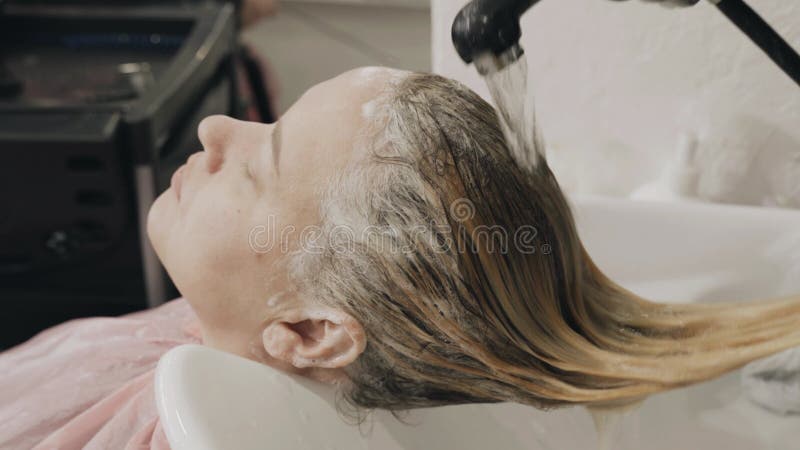 O Cabeleireiro Da Mulher Que Faz a Moderno O Corte De Cabelo Masculino Para  O Meio Envelheceu O Homem Com a Lâmina Elétrica E O P Filme - Vídeo de  habilidade, penteado: 119658502