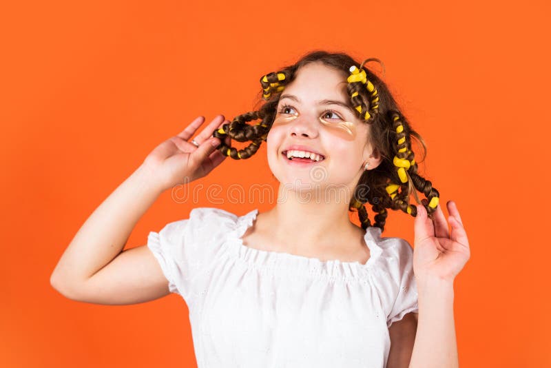 Penteado Infantil Adorável. Filha Com Ladrões Na Cabeça Rindo. Dicas De  Estilos. Hobbies Adolescentes. Cabeleira De Menina Pequena Imagem de Stock  - Imagem de beleza, retrato: 214758161